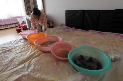 依兰楼上漏水，住户失联，小区没物管，业主维权难！律师来支招……